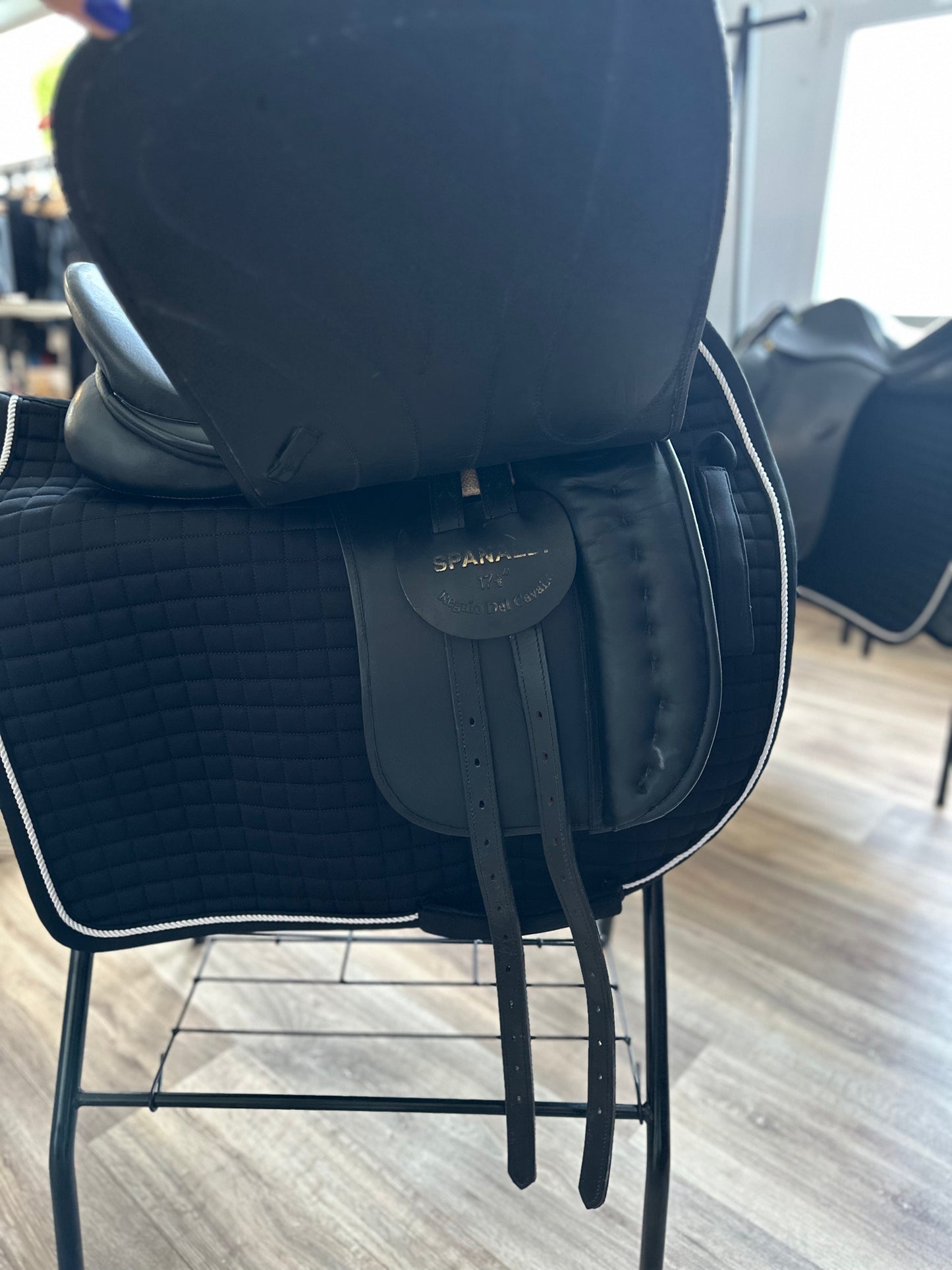 Selle dressage cuir noir 17'5 pouces Spanaldi