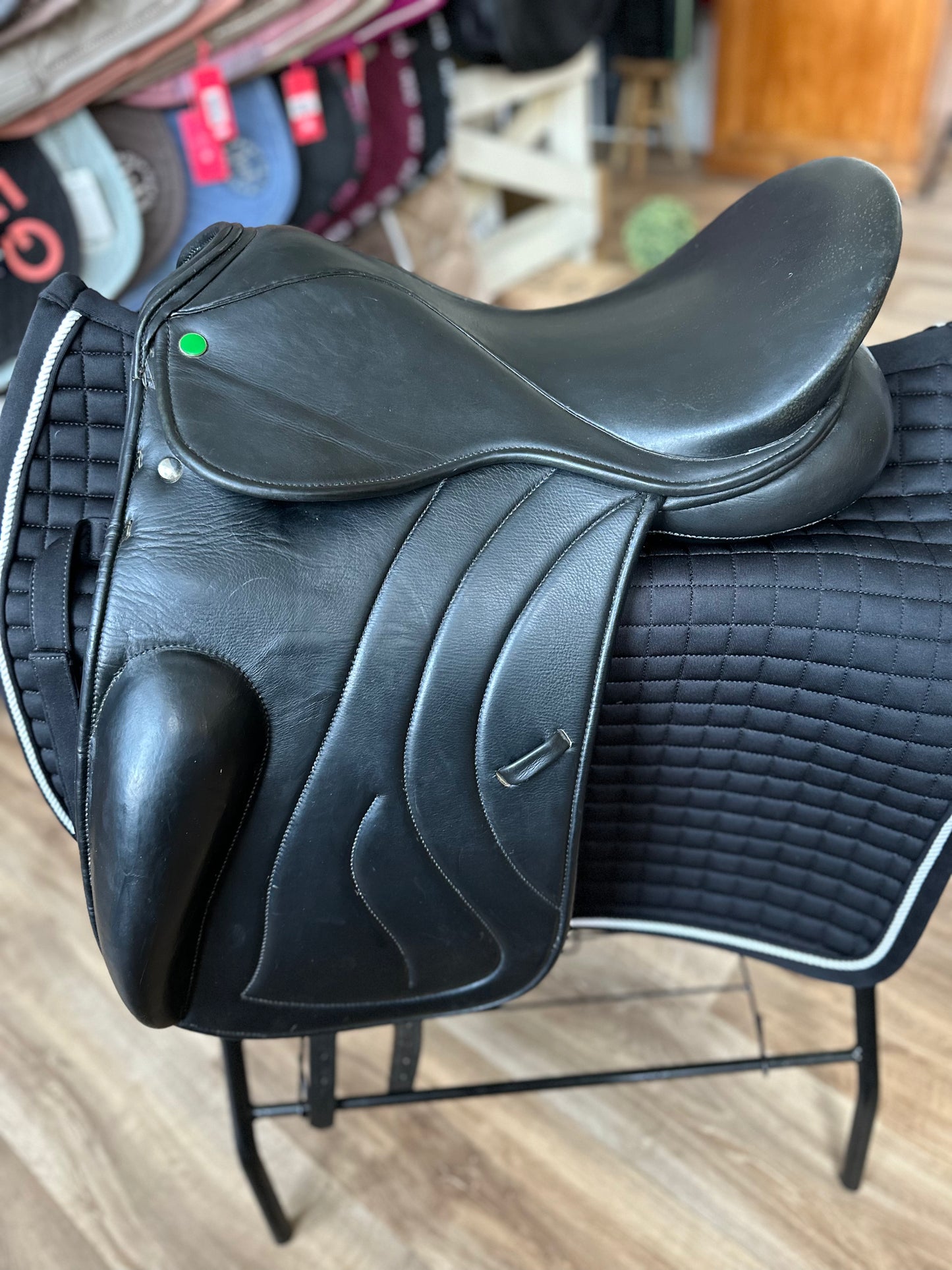 Selle dressage cuir noir 17'5 pouces Spanaldi