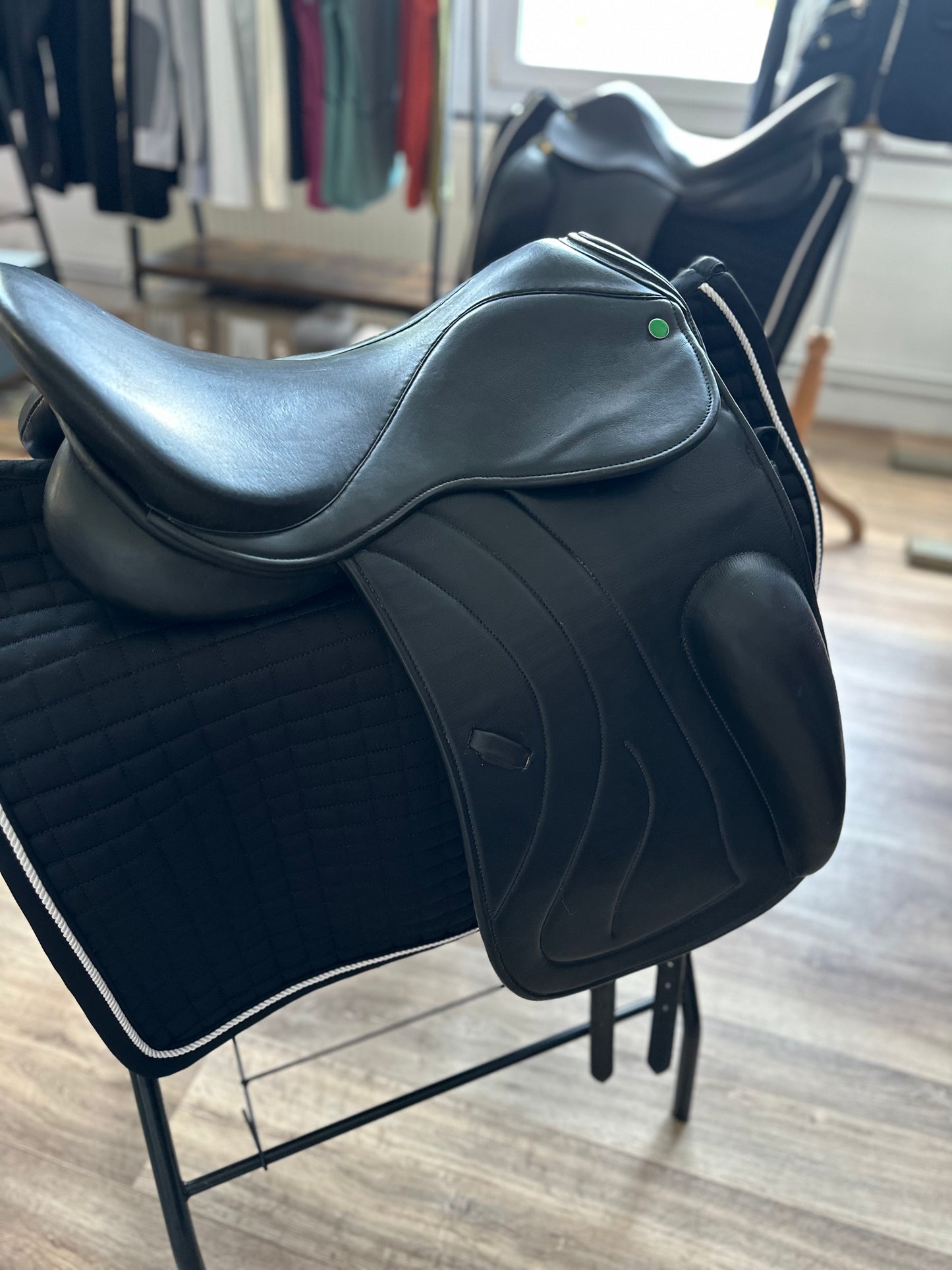 Selle dressage cuir noir 17'5 pouces Spanaldi